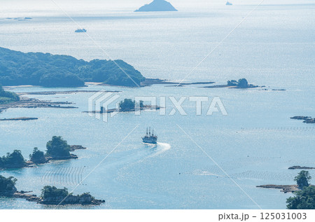 長崎県佐世保市　九十九島八景　石岳展望台から望む九十九島を進む観光船と周辺の風景 125031003