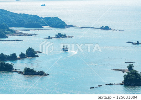 長崎県佐世保市　九十九島八景　石岳展望台から望む九十九島を進む観光船と周辺の風景 125031004