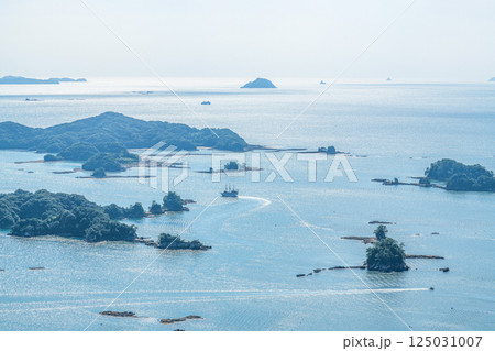 長崎県佐世保市 九十九島八景 石岳展望台から望む九十九島を進む観光船と周辺の風景 長崎県佐世保市 九十九島八景 石岳展望台から望む九十九島を進む観光船と周辺の風景 125031007