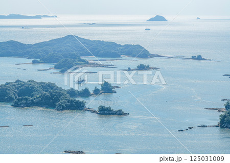 長崎県佐世保市 九十九島八景 石岳展望台から望む九十九島を進む観光船と周辺の風景 長崎県佐世保市 九十九島八景 石岳展望台から望む九十九島を進む観光船と周辺の風景 125031009
