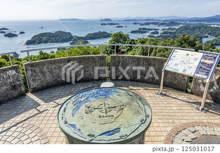 長崎県佐世保市　九十九島八景　石岳展望台と周辺の風景 125031017