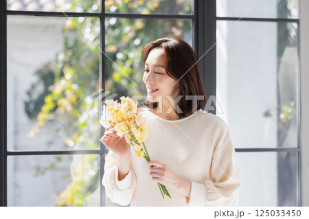 花を持つ女性の写真素材 [125033450] - PIXTA