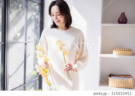 花を持つ女性 125033451