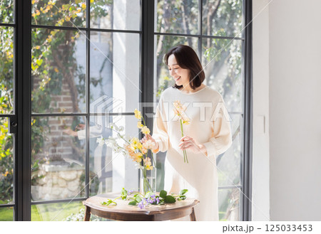 花を持つ女性 花を持つ女性 125033453