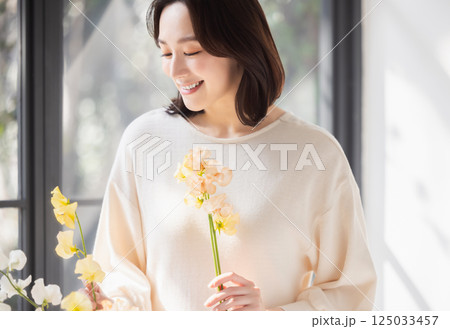 花を持つ女性 125033457