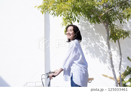 自転車に乗る女性 125033461