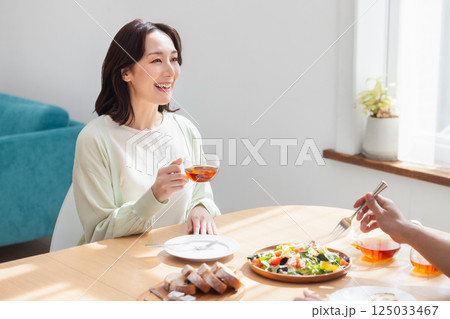 朝食を食べる夫婦 朝食を食べる夫婦 125033467