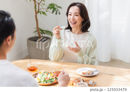 朝食を食べる夫婦 朝食を食べる夫婦 125033470