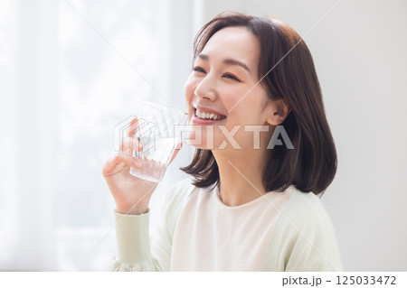 水の入ったグラスを持つ女性 125033472