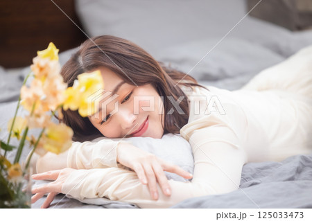 ベッドに横たわる女性 125033473