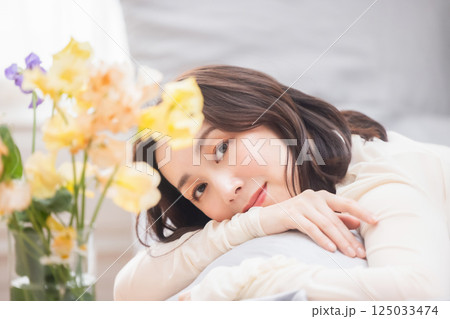 くつろぐ女性 くつろぐ女性 125033474