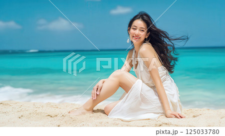 夏のリゾートの海と笑顔の女性 125033780