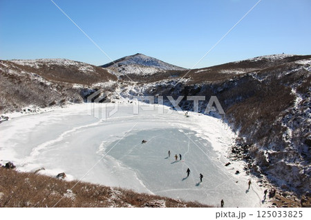 【登山】九重連山と青空! 御池 完全凍結 天狗ヶ城 (てんぐがじょう) #大分県 #御池 【登山】九重連山と青空! 御池 完全凍結 天狗ヶ城 (てんぐがじょう) #大分県 #御池 125033825