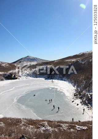【登山】九重連山と青空! 御池 完全凍結 天狗ヶ城 (てんぐがじょう) #大分県 #御池 【登山】九重連山と青空! 御池 完全凍結 天狗ヶ城 (てんぐがじょう) #大分県 #御池 125033828