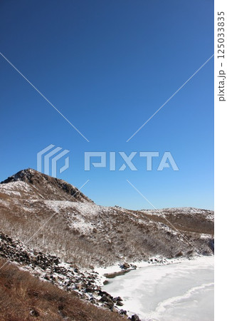 【登山】九重連山と青空! 御池 完全凍結 天狗ヶ城 (てんぐがじょう) #大分県 #御池 【登山】九重連山と青空! 御池 完全凍結 天狗ヶ城 (てんぐがじょう) #大分県 #御池 125033835