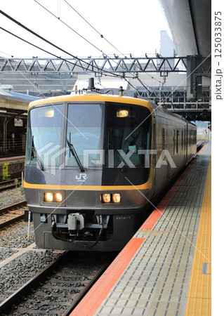 JR京都駅の0番線に停車するJR西日本/ドクターWEST/キヤ141系気動車(日本 京都府京都市) JR京都駅の0番線に停車するJR西日本/ドクターWEST/キヤ141系気動車(日本 京都府京都市) 125033875