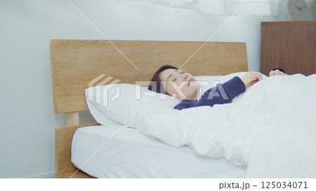 ベッドで寝ている女性 ベッドで寝ている女性 125034071