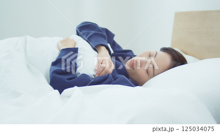ベッドで寝ている女性 ベッドで寝ている女性 125034075