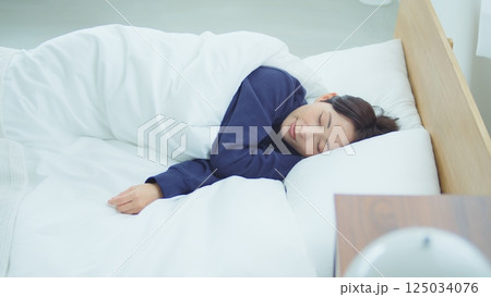 ベッドで寝ている女性 ベッドで寝ている女性 125034076