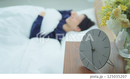 ベッドで寝ている女性 ベッドで寝ている女性 125035207