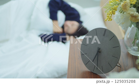 ベッドで寝ている女性 ベッドで寝ている女性 125035208