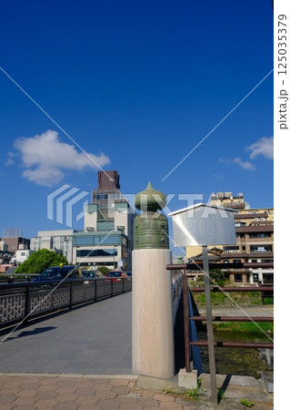 新しい三条大橋の夏の風景 125035379