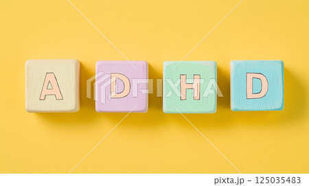 ADHD注意欠如多動症を表すカラフルな積み木 | パステルブロック 125035483