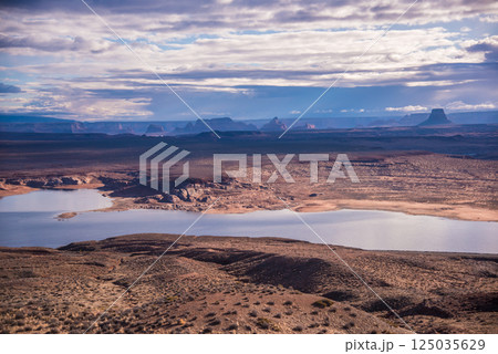 レイク・パウェル　アメリカ合衆国ユタ州とアリゾナ州に跨るコロラド川の途中にある貯水池（人工湖）。 125035629