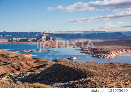 レイク・パウェル　アメリカ合衆国ユタ州とアリゾナ州に跨るコロラド川の途中にある貯水池（人工湖）。 125035630