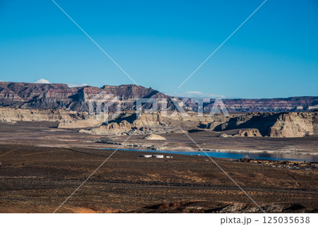 レイク・パウェル　アメリカ合衆国ユタ州とアリゾナ州に跨るコロラド川の途中にある貯水池（人工湖）。 125035638