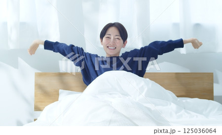 40代女性寝起きシーン 40代女性寝起きシーン 125036064