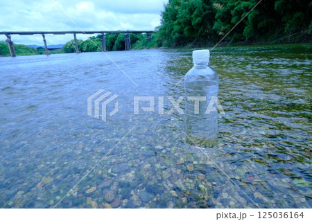 木津川とペットボトル 125036164