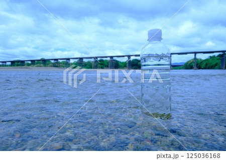 木津川とペットボトル 125036168