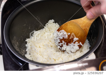 炊飯器で炊いたご飯をしゃもじでほぐす 125036207