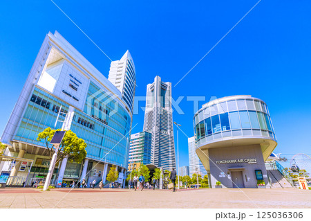 日本の東京都市景観 4月新緑…桜木町駅前のランドマークタワーやエアキャビンの桜木町駅など＝14日 125036306