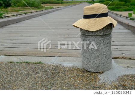 流れ橋と麦わら帽子の夏のイメージ 125036342
