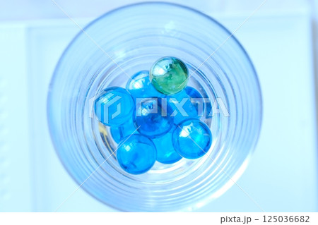 ブルートーングラフとビー玉 125036682