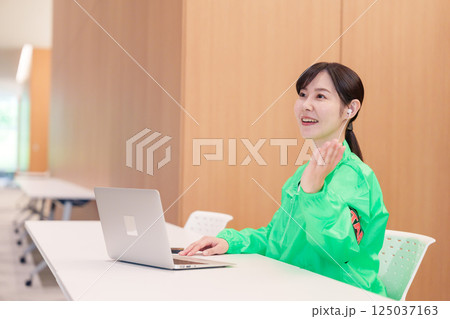 受付でお客様を案内するスタッフ 125037163