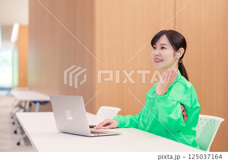 受付でお客様を案内するスタッフ 125037164