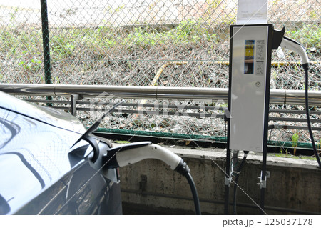 EV充電スタンドの充電中_01 125037178