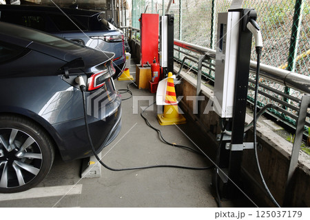 EV充電スタンドの充電中_02 EV充電スタンドの充電中_02 125037179