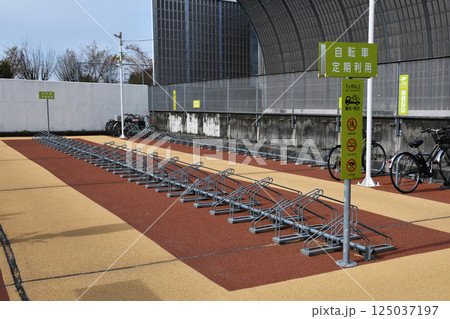 自転車バイクの駐輪場_03 自転車バイクの駐輪場_03 125037197