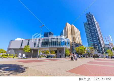 日本の東京都市景観新緑4月。 YOKOHAMA AIR CABIN桜木町駅やビル群などを望む＝14日 125037468