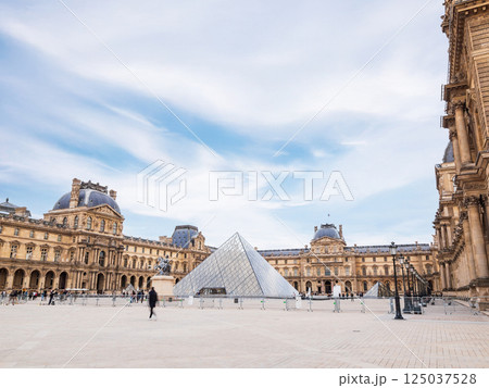 パリ　ルーヴル美術館 125037528