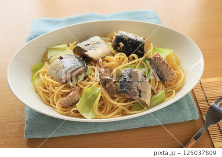 バター醤油で味付け！サバの水煮とキャベツのパスタ 125037809