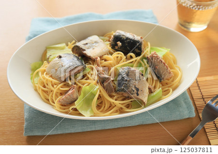 バター醤油で味付け!サバの水煮とキャベツのパスタ バター醤油で味付け!サバの水煮とキャベツのパスタ 125037811