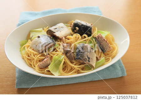 バター醤油で味付け！サバの水煮とキャベツのパスタ 125037812