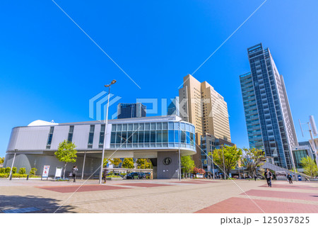 日本の東京都市景観新緑4月。 YOKOHAMA AIR CABIN桜木町駅やビル群などを望む＝14日 125037825