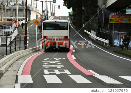 バス専用区分道路とバス 125037976