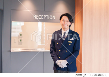 笑顔で接客をするホテルマンの男性 笑顔で接客をするホテルマンの男性 125038029